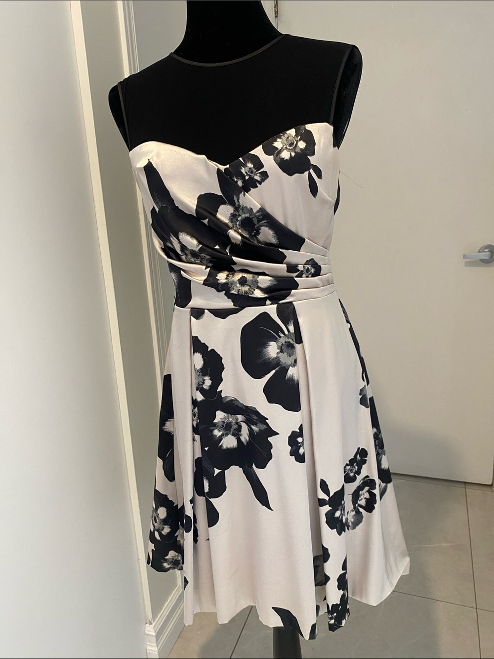 Cocktail dress in Black & Champagne Floral  w flared skirt LE CHATEAU Size Small